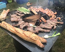 Der neue Grilltrend: Grillplatten für Holzkohlegrill, Feuertonnen und Feuerstellen Der neue Grilltrend: Grillplatten für Holzkohlegrill, Feuertonnen und Feuerstellen