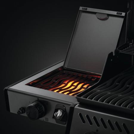 mit Infrarot SIZZLE ZONE™ Seitenbrenner,