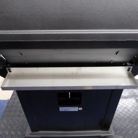 nimmt abtropfende Flüssigkeiten wie z. B. Kondeswasser vom Deckel Ihres Grills