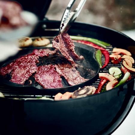 für zahlreiche Einsätzen (Dutch Oven, Pizzastein, Sear Grate, Hähnchenhalter, Wok etc.)