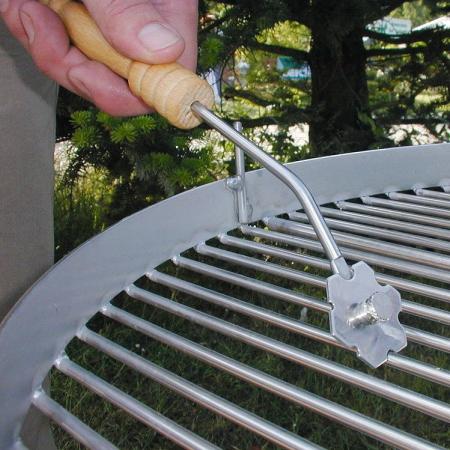 Grillrost einfach während des Grillens reinigen