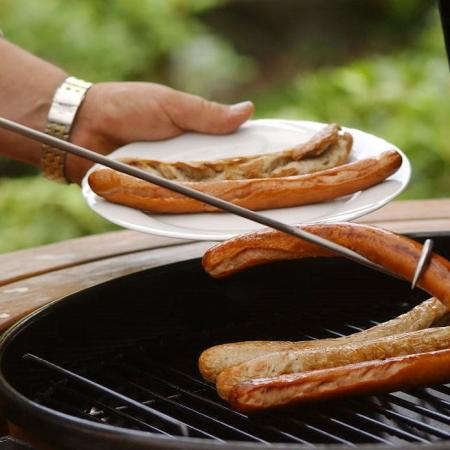 Würste vom Grill holen