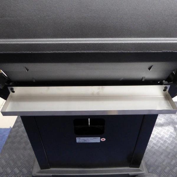 nimmt abtropfende Flüssigkeiten wie z. B. Kondeswasser vom Deckel Ihres Grills