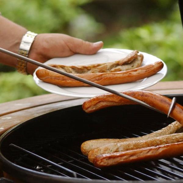 Würste vom Grill holen